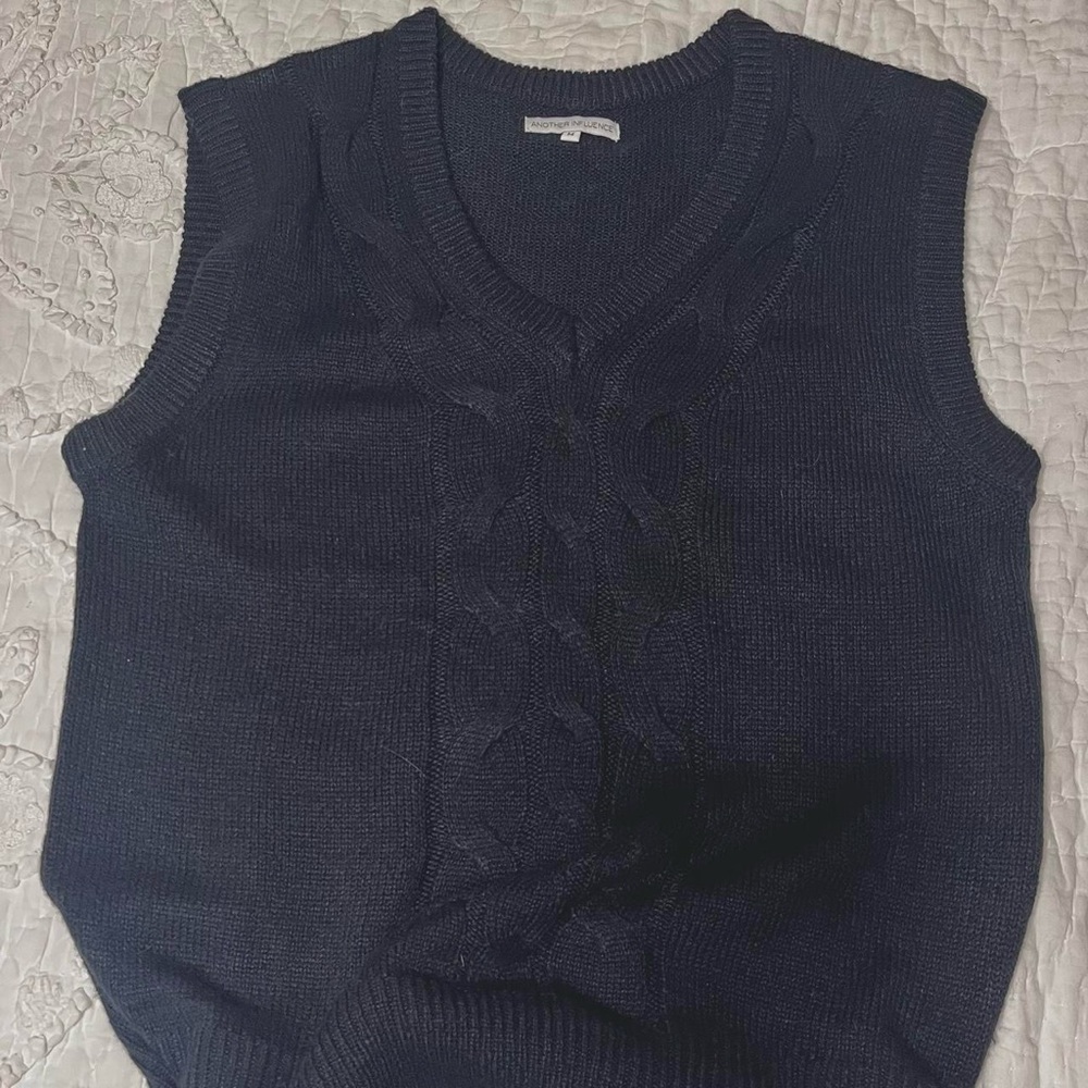 navy sweater vest w woven design on front, brand: another influence, size m